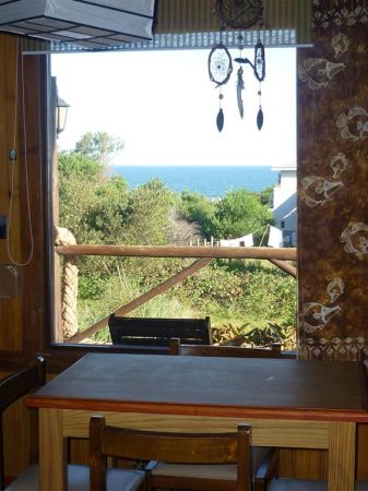 Toda la onda en esta cabaña con vista al mar.