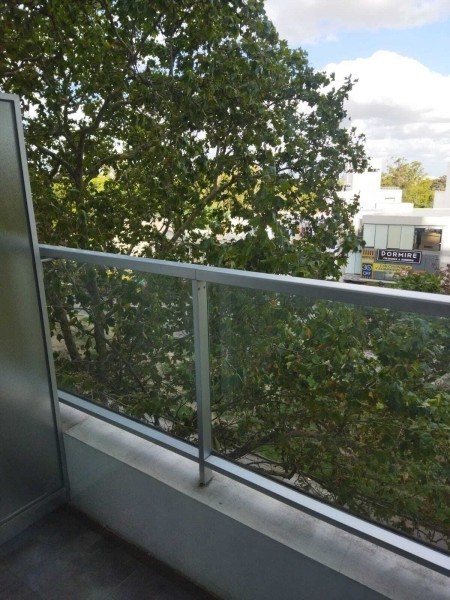 Monoambiente al frente con balcon. Alquiler $ 18.000, Gastos comunes $3100