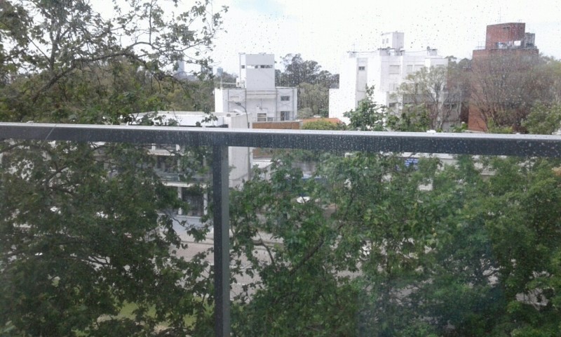 Monoambiente al frente con balcon. Alquiler $ 18.000, Gastos comunes $3100