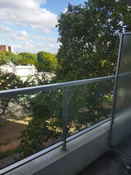Monoambiente al frente con balcon. Alquiler $ 18.000, Gastos comunes $3100