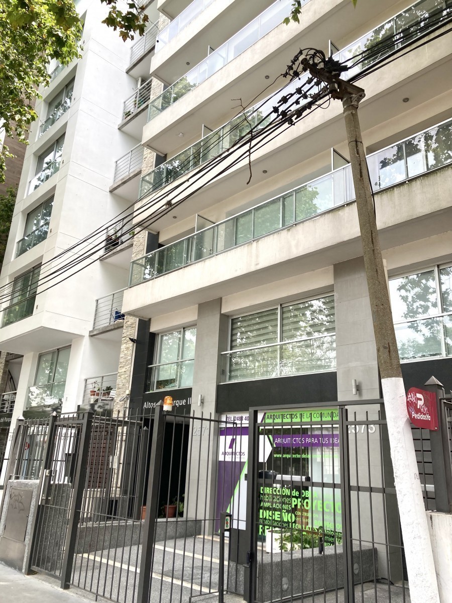 Monoambiente al frente con balcon. Alquiler $ 18.000, Gastos comunes $3100