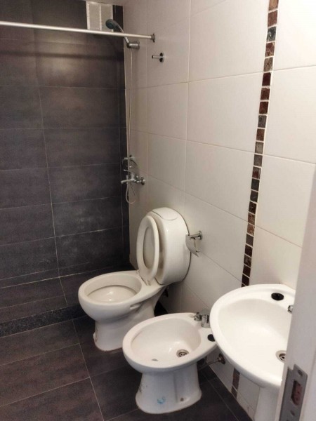 Monoambiente al frente con balcon. Alquiler $ 18.000, Gastos comunes $3100