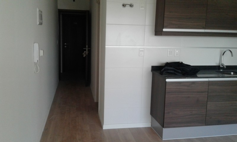 Monoambiente al frente con balcon. Alquiler $ 18.000, Gastos comunes $3100