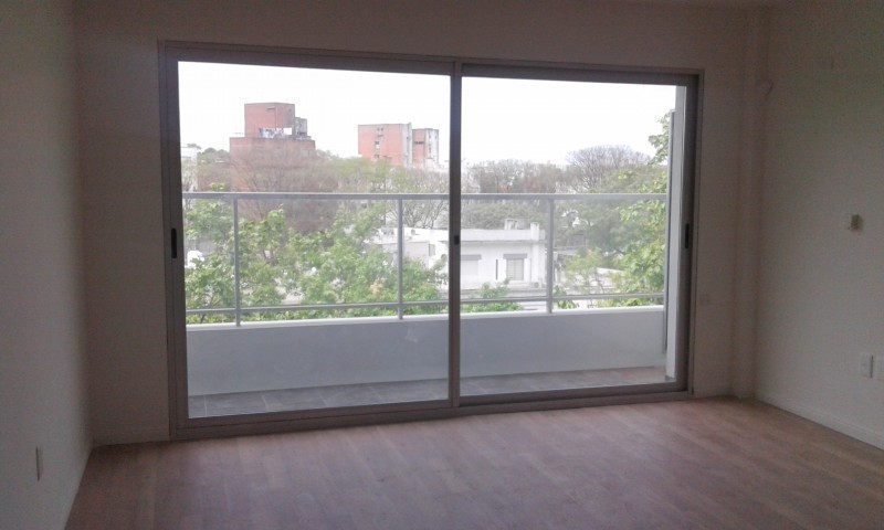 Monoambiente al frente con balcon. Alquiler $ 18.000, Gastos comunes $3100
