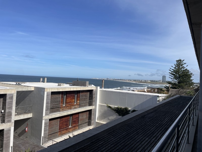Departamento en venta en La Barra con terraza propia