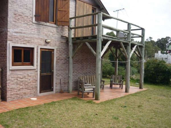 Amplia y acogedora casa ubicada a una cuadra del mar.