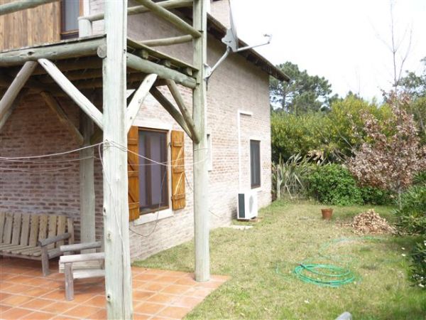 Amplia y acogedora casa ubicada a una cuadra del mar.