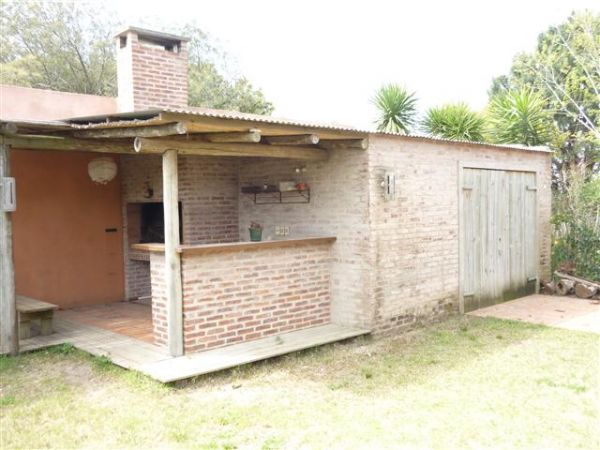 Amplia y acogedora casa ubicada a una cuadra del mar.