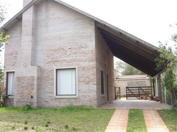 Amplia y acogedora casa ubicada a una cuadra del mar.