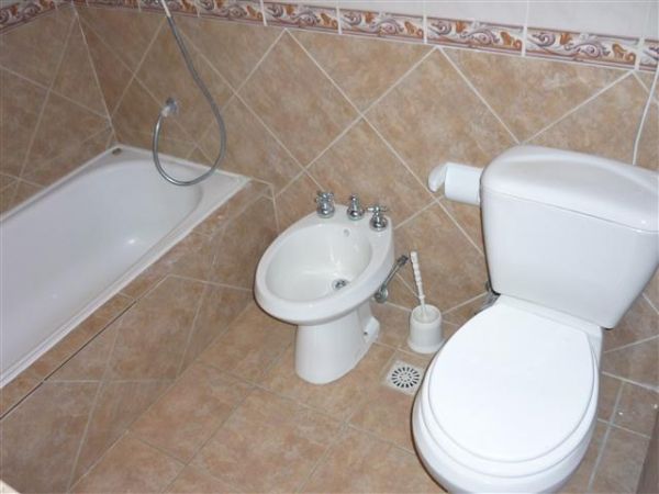 Amplia y acogedora casa ubicada a una cuadra del mar.