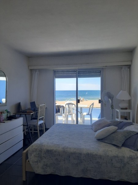 Departamento en alquiler en Manantiales primera linea.