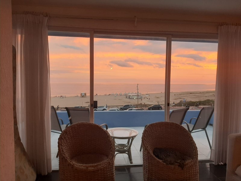 Departamento en alquiler en Manantiales primera linea.