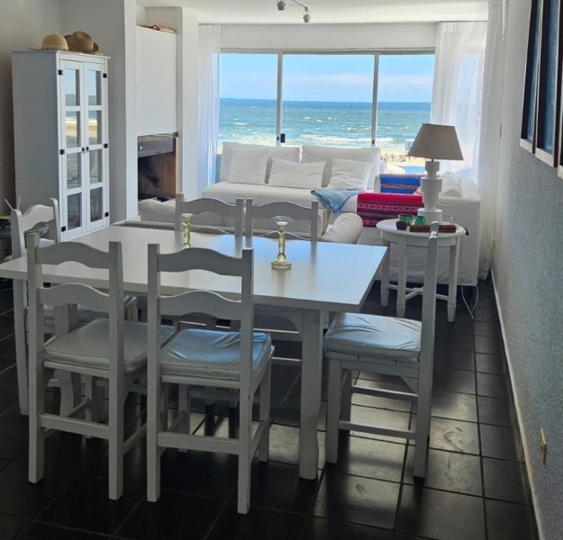 Departamento en alquiler en Manantiales primera linea.