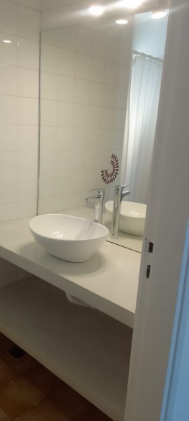 Departamento en alquiler en Manantiales primera linea.