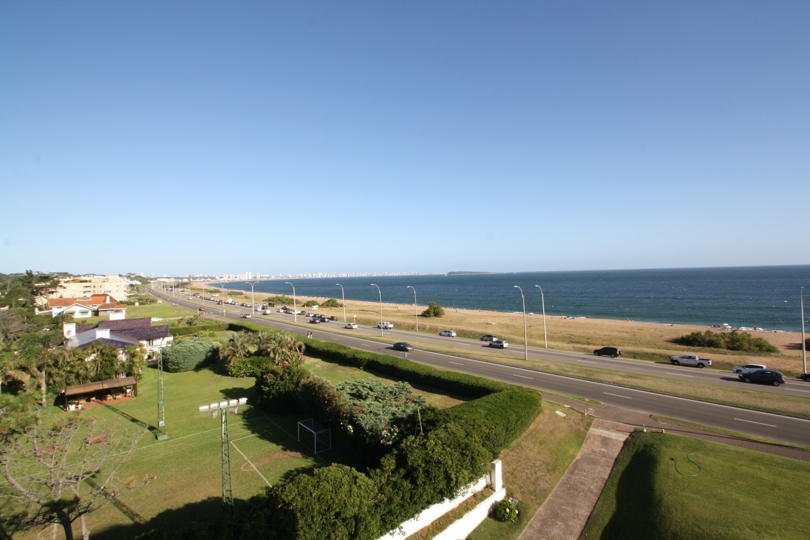 Pent house en venta sobre Playa Mansa con magníficas vistas !!