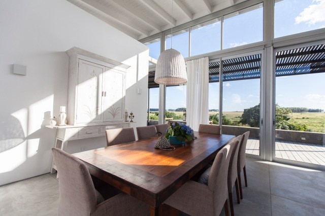 Moderna casa con pileta