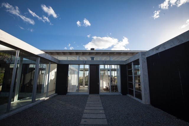 Moderna casa con pileta