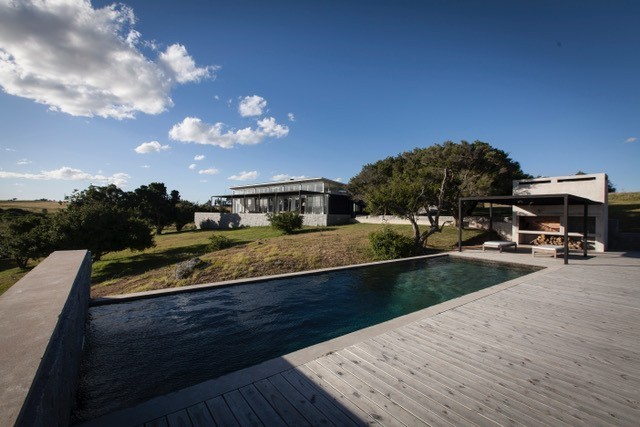 Moderna casa con pileta