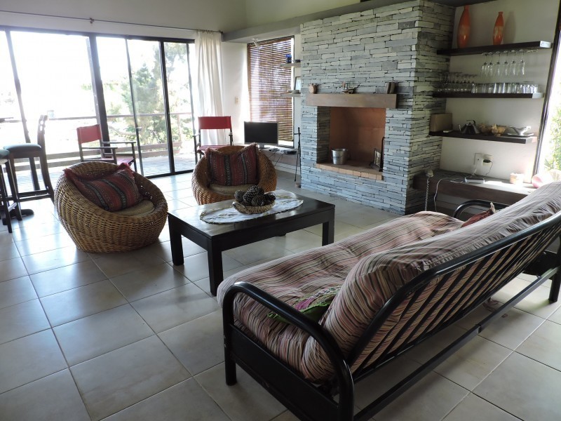 Moderna casa en alquiler y venta en Montoya.
