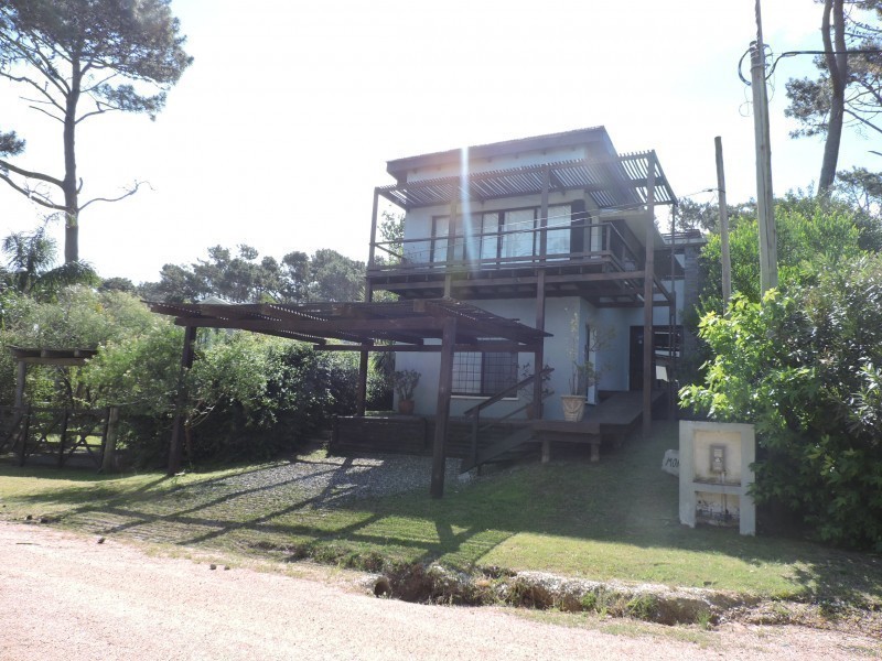 Moderna casa en alquiler y venta en Montoya.