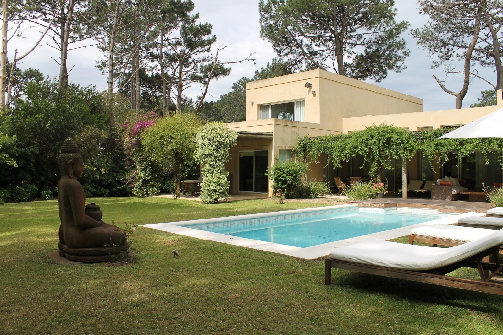 Excelente Casa con pileta en Laguna Blanca en alquiler