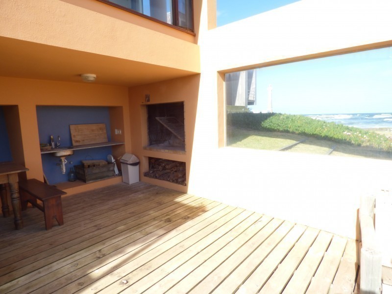 Casa en alquiler y venta en primera linea Jose Ignacio