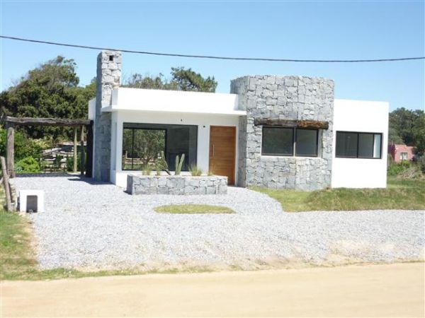 Casa a estrenar ubicada a media cuadra del mar.