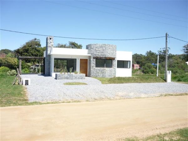 Casa a estrenar ubicada a media cuadra del mar.