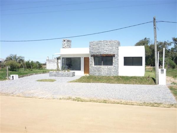Casa a estrenar ubicada a media cuadra del mar.
