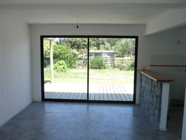 Casa a estrenar ubicada a media cuadra del mar.