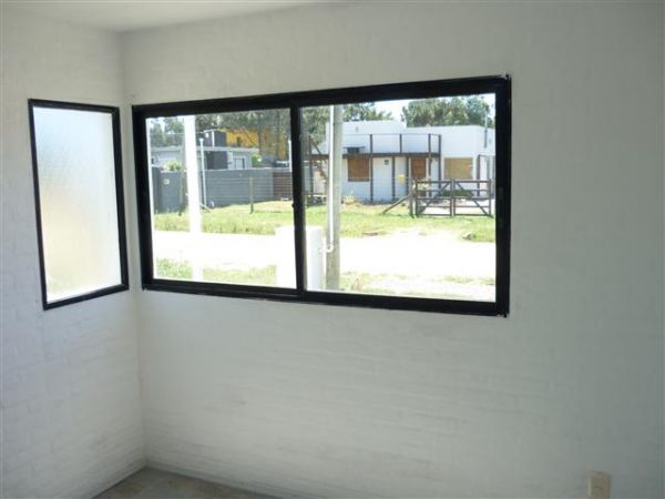 Casa a estrenar ubicada a media cuadra del mar.