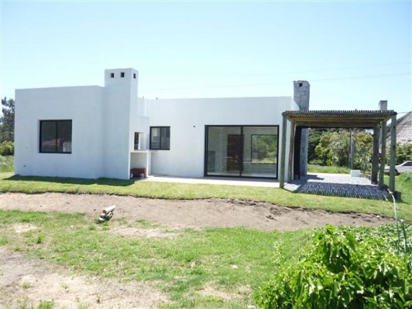 Casa a estrenar ubicada a media cuadra del mar.