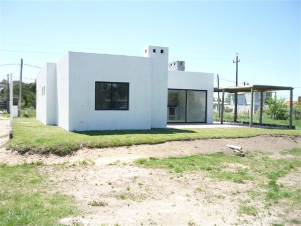 Casa a estrenar ubicada a media cuadra del mar.