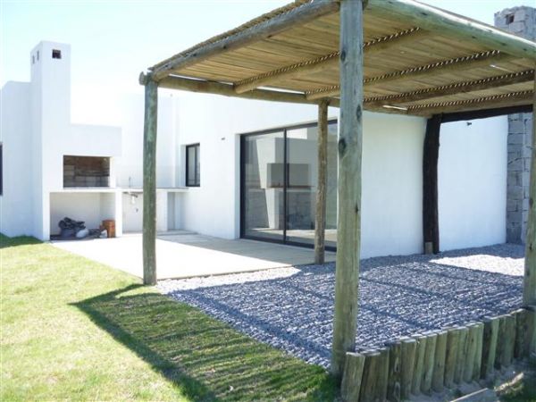 Casa a estrenar ubicada a media cuadra del mar.