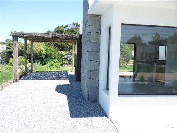 Casa a estrenar ubicada a media cuadra del mar.