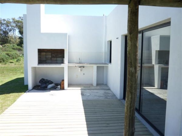 Casa a estrenar ubicada a media cuadra del mar.