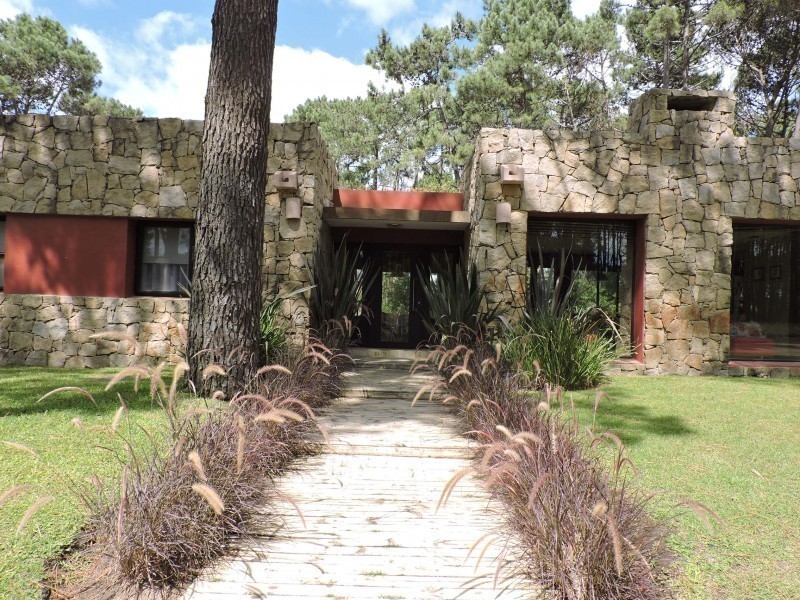 Espectacular casa en alquiler en Laguna Blanca 