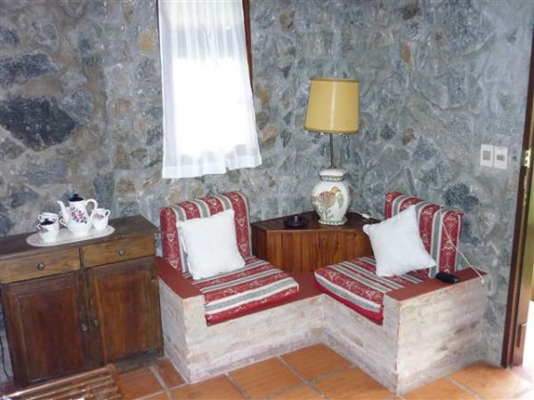 Acogedora casa de piedra cerca del mar.