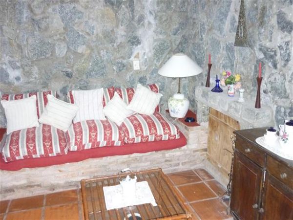 Acogedora casa de piedra cerca del mar.