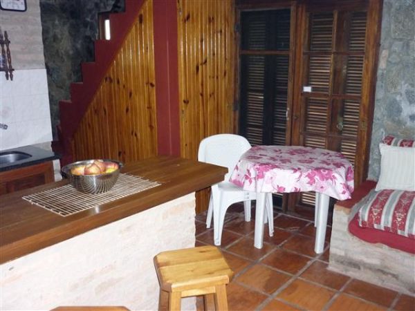Acogedora casa de piedra cerca del mar.