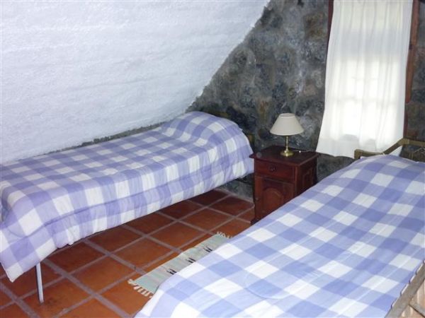 Acogedora casa de piedra cerca del mar.