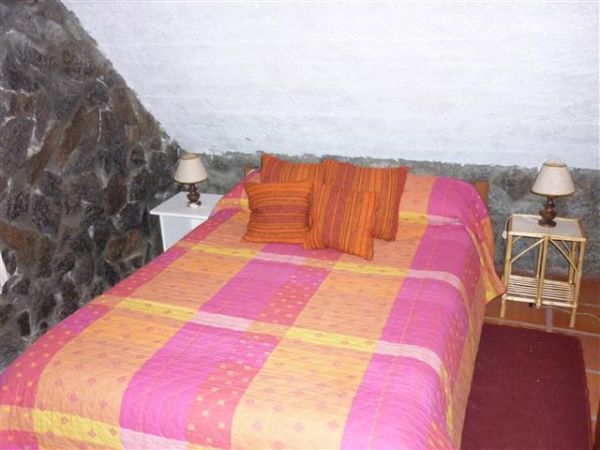 Acogedora casa de piedra cerca del mar.