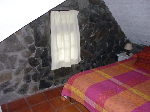 Acogedora casa de piedra cerca del mar.
