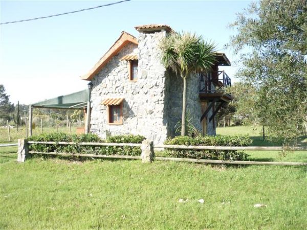 Acogedora casa de piedra cerca del mar.