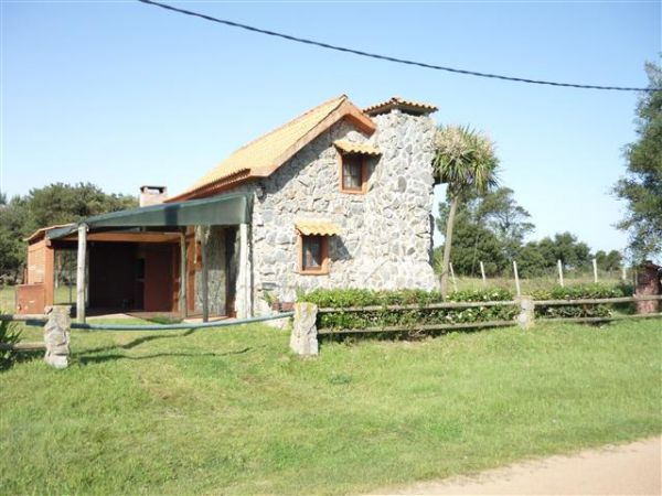 Acogedora casa de piedra cerca del mar.