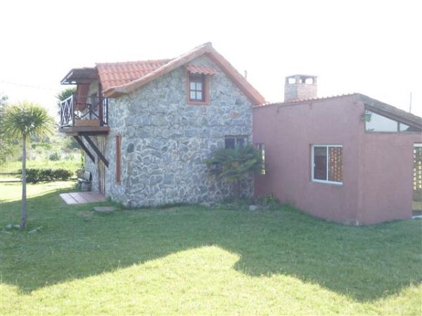 Acogedora casa de piedra cerca del mar.