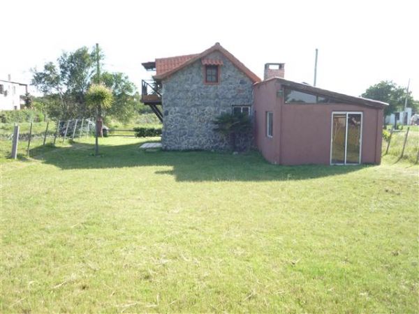 Acogedora casa de piedra cerca del mar.