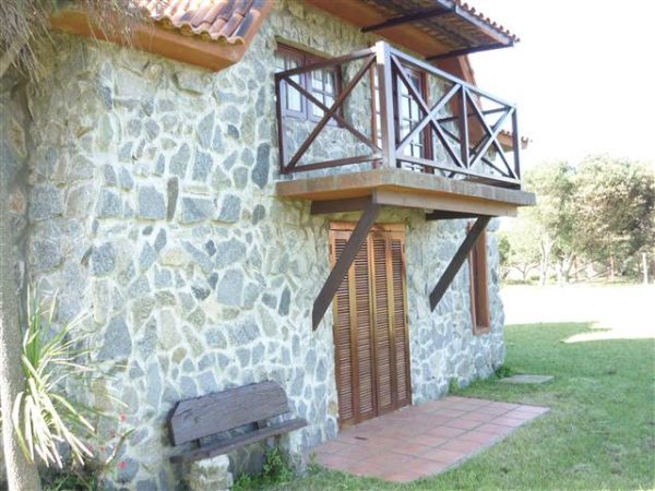 Acogedora casa de piedra cerca del mar.