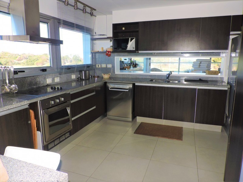 Excelente apartamento esquinero primera linea de mar en Rincon del Indio