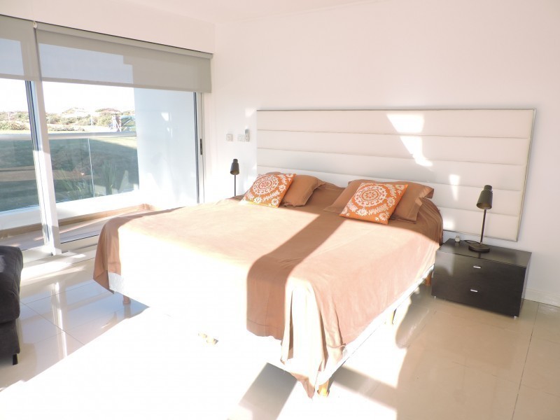 Excelente apartamento esquinero primera linea de mar en Rincon del Indio